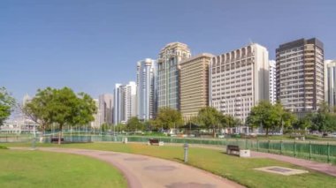 Abu Dabi kıyı şeridi boyunca Corniche Bulvarı sahil parkı. Arka planda gökdelenler var..
