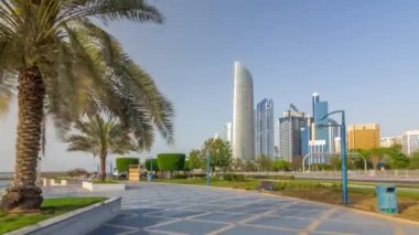 Abu Dabi kıyı şeridi boyunca Corniche Bulvarı sahil parkı. Arka planda gökdelenler var..