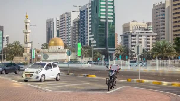 Corniche bulvár plážový park podél pobřeží v Abu Dhabi timelapse s mrakodrapy na pozadí. — Stock video