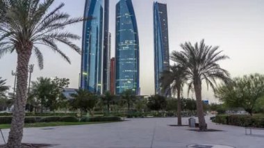 Etihad Kuleleri ile Ebu Dabi 'nin gökdelenleri. Gün be gün binalar..