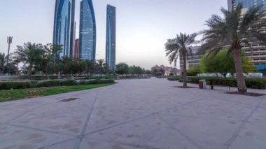 Etihad Kuleleri ile Ebu Dabi 'nin gökdelenleri. Gün be gün binalar..