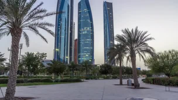 Rascacielos de Abu Dhabi con edificios Etihad Towers día a noche timelapse. — Vídeos de Stock