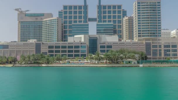 Edificios modernos en Abu Dhabi horizonte timelapse con centro comercial y playa. — Vídeo de stock