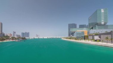 Abu Dabi 'deki modern binalar, zaman çizgisi, deniz kenarındaki hızlandırılmış zaman çizgisi..
