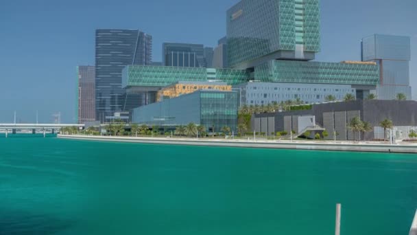 Moderna byggnader i Abu Dhabi skyline timelapse med köpcentrum och strand. — Stockvideo