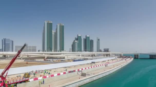 Moderne Gebäude in Abu Dhabis Skyline Zeitraffer-Hyperlapse mit Waterfront. — Stockvideo
