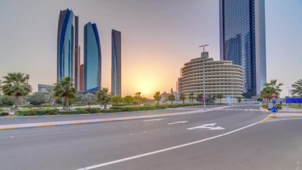 Wieżowce Abu Dhabi o zachodzie słońca z budynkami Etihad Towers timelapse. — Wideo stockowe