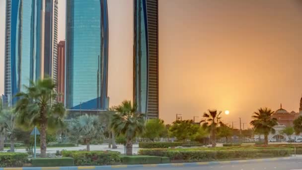 Felhőkarcolók Abu Dhabi naplementekor Etihad Towers épületek timelapse. — Stock videók