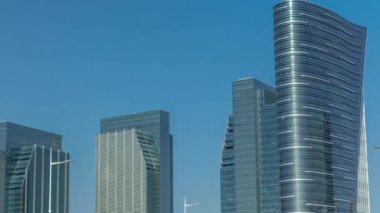 Abu Dabi 'deki modern binalar zaman çizelgesiyle deniz kıyısına bakıyor..