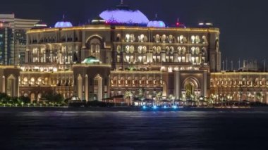 Emirlik Sarayı gece vakti aydınlandı. Abu Dabi, Birleşik Arap Emirlikleri.