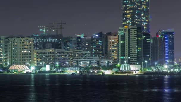 Panorama pohled na Abu Dhabi Skyline a nábřeží v noci timelapse, Spojené arabské emiráty — Stock video