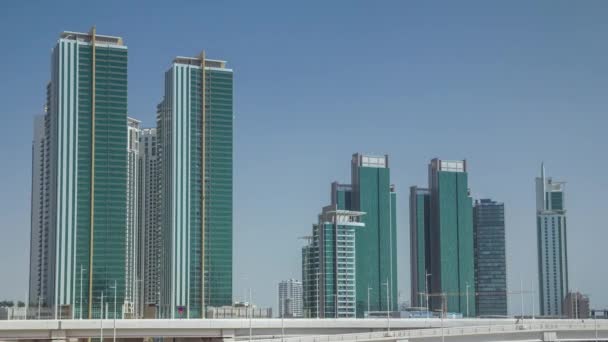Bangunan modern di Abu Dhabi skyline tiLapse dengan operpath. — Stok Video