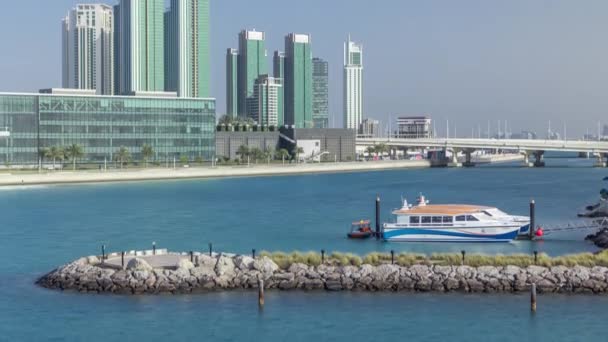 Moderní budovy v Abú Zabí panorama timelapse s nábřežím. — Stock video
