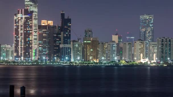 Widok panoramiczny na panoramę Abu Dhabi Skyline i wybrzeże w nocy timelapse, Zjednoczone Emiraty Arabskie — Wideo stockowe
