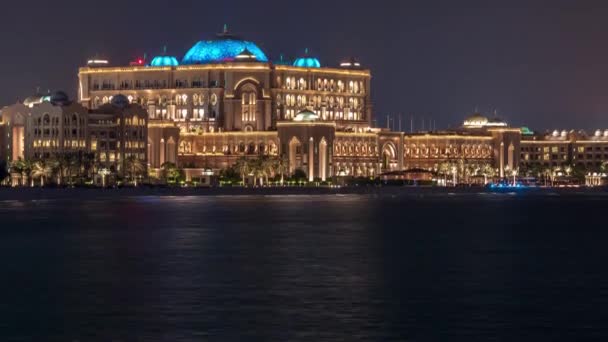 Emirates Palace illuminato di notte, Abu Dhabi, Emirati Arabi Uniti — Video Stock