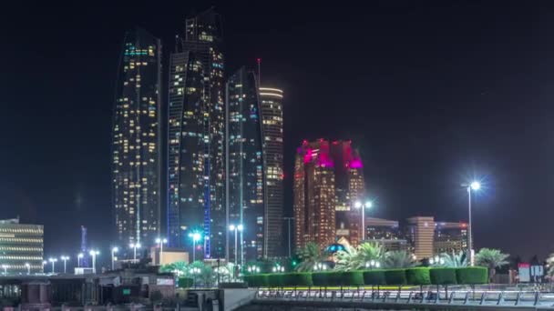 Wolkenkratzer von Abu Dhabi bei Nacht mit Gebäuden der Etihad Towers im Zeitraffer. — Stockvideo