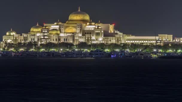 Nuevo Palacio Presidencial iluminado por la noche. Abu Dhabi, Emiratos Árabes Unidos — Vídeos de Stock