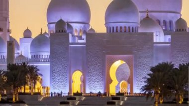 Şeyh Zayed 'in Abu Dabi' deki büyük camii. Gün batımından sonra gece gündüz.