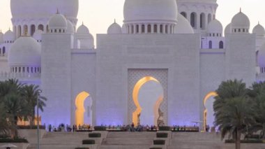 Şeyh Zayed 'in Abu Dabi' deki büyük camii. Gün batımından sonra gece gündüz.