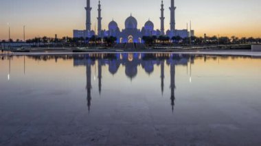 Şeyh Zayed 'in Abu Dabi' deki büyük camii. Gün batımından sonra gece gündüz.