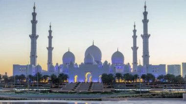 Şeyh Zayed 'in Abu Dabi' deki büyük camii. Gün batımından sonra gece gündüz.