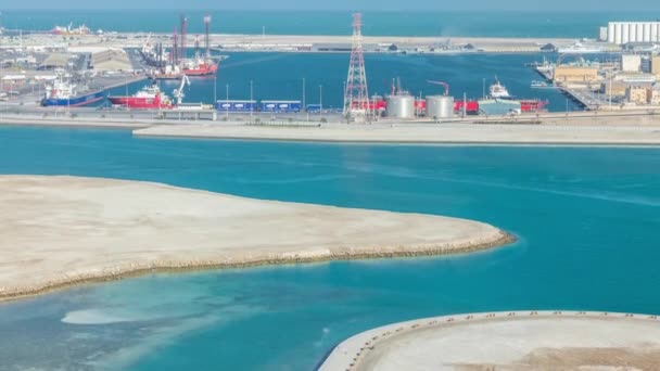 Stort lastfartyg vid industriella hamnen timelapse antenn fiew från ovan på kvällen i Abu Dhabi — Stockvideo