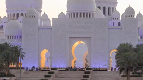 Sheikh Zayed Gran Mezquita en Abu Dhabi día a noche timelapse después de la puesta del sol, Emiratos Árabes Unidos — Vídeo de stock