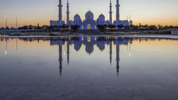 Sheikh Zayed Grand Τζαμί στο Αμπού Ντάμπι μέρα με τη νύχτα timelapse μετά το ηλιοβασίλεμα, ΗΑΕ — Αρχείο Βίντεο