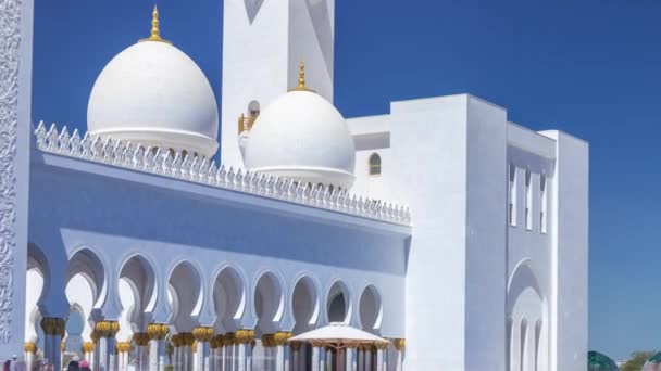 Sheikh Zayed Velká mešita v Abu Dhabi, hlavním městě Spojených arabských emirátů — Stock video