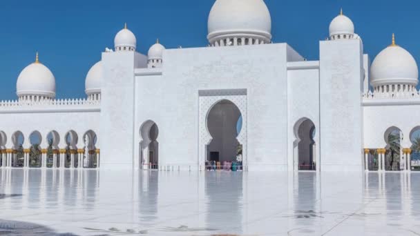 Birleşik Arap Emirlikleri 'nin başkenti Abu Dabi' deki Şeyh Zayed Büyük Camii zaman çizelgesi. — Stok video