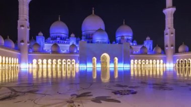 Şeyh Zayed Büyük Camii gece saatlerinde aydınlandı. Hiperhız, Abu Dabi, BAE.