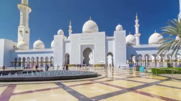 Великая мечеть Шейха Зайеда в Абу-Даби, столице Объединенных Арабских Эмиратов — стоковое видео