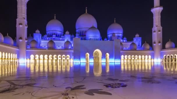 Masjid Agung Sheikh Zayed diterangi pada malam hari timelapse hyperlapse, Abu Dhabi, UEA. — Stok Video