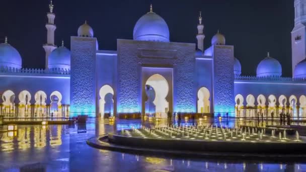 Wielki Meczet Szejka Zayeda oświetlony w nocy hiperlapsą timelapse, Abu Dhabi, Zjednoczone Emiraty Arabskie. — Wideo stockowe