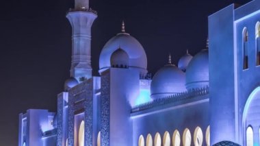 Şeyh Zayed Ulu Cami gece vakti aydınlandı, Abu Dabi, BAE.