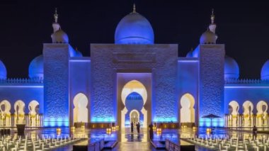 Şeyh Zayed Ulu Cami gece vakti aydınlandı, Abu Dabi, BAE.