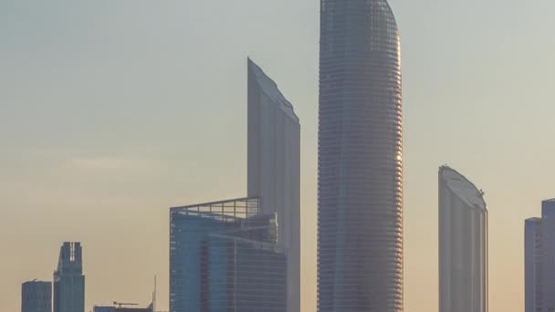 在日出后，阿布扎比的摩天大楼与反光时间相随 — 图库视频影像