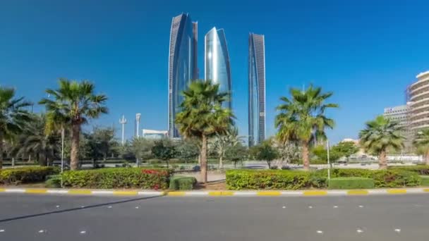 Felhőkarcolók Abu Dhabi reggel Etihad Towers épületek timelapse hyperlapse. — Stock videók