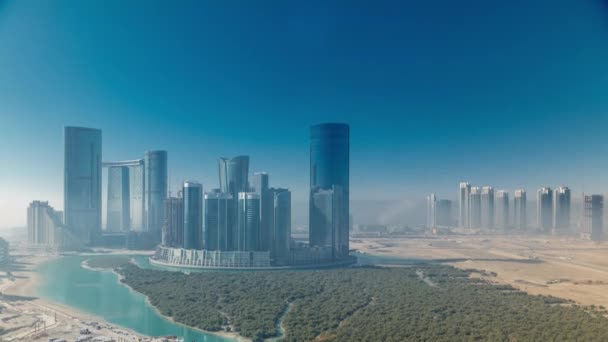 Bâtiments sur l'île Al Reem à Abu Dhabi timelapse d'en haut. — Video