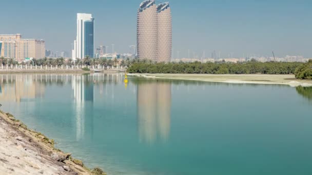 アブダビタイムラプスのAl Bahrタワーと高層ビルのスカイラインの眺め。アラブ首長国連邦 — ストック動画