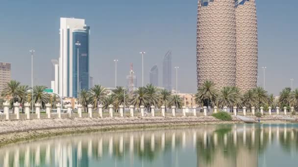 아부다비 시간대에 알바 (Al Bahr) 타워가 있는 고층 빌딩의 모습. 아랍에미리트 — 비디오