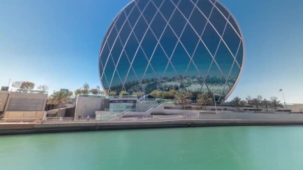 Circulaire wolkenkrabber hoofdkwartier Aldar Building timelapse in Abu Dhabi, Verenigde Arabische Emiraten. — Stockvideo