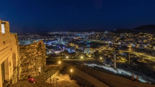 Letecký pohled ze starého hraduv historickém městě Nevsehir noc timelapse — Stock video