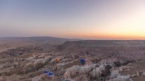 Güneş doğarken, Kapadokya 'nın peri masalı manzara tepelerinde, sıcak hava balonundan gelen hava manzarası sabah ışıklarıyla birlikte hızlanır.. — Stok video