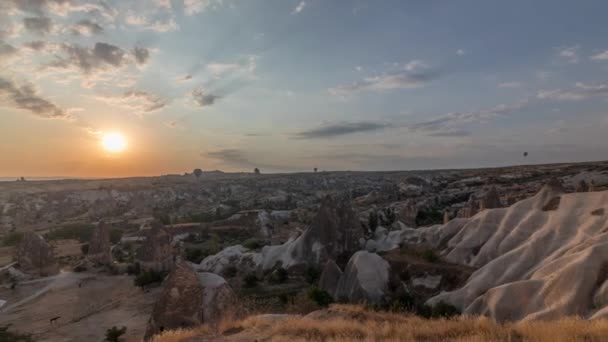 Hermosa salida del sol con coloridos globos de aire caliente despegan y vuelan en cielo claro por la mañana timelapse aéreo en Capadocia, Turquía — Vídeo de stock