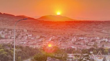 Nevsehir 'in tarihi kentindeki eski şatonun gün batımı manzarası.
