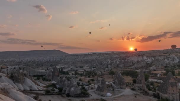 Renkli sıcak hava balonlarıyla güzel bir gün doğumu Türkiye 'nin Kapadokya şehrinde sabah gökyüzünde açık havada uçuyor. — Stok video