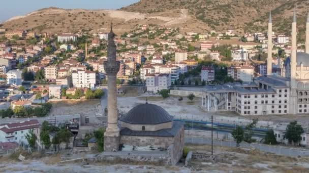 Letecký pohled na mešity ze starého hraduv historickém městě Nevsehir timelapse — Stock video