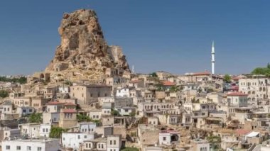 Ortahisar kasabasının eski evleri Ortahisar Şatosu 'nun hava zaman çizelgesinden görünüyor..