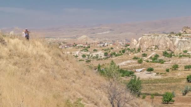 터키 카파도키아의 네브 세 히 르에 있는 고레 메 ( 고레 메 ) 의붉은 골짜기와 장미 계곡. — 비디오